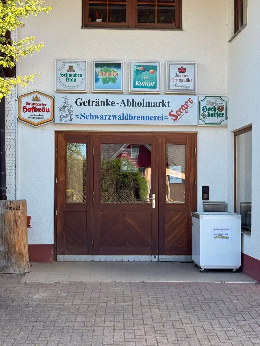 Eingang mit alten Emailleschildern
